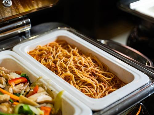 Un recipiente de poliestireno lleno de fideos y verduras. en Hanoi Solis Hotel, en Hanói