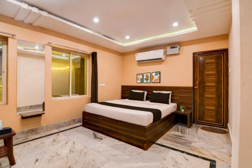 a bedroom with a king sized bed in a room at Super Collection O Puri Seaview Formerly Hotel Aavaas in Puri
