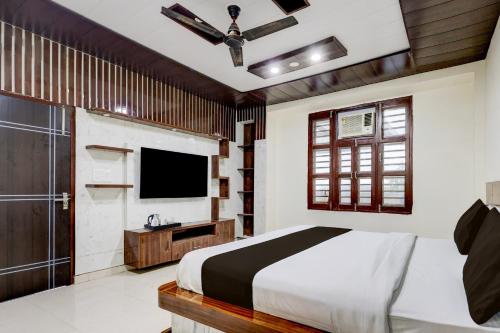 Un televizor și/sau centru de divertisment la Super Townhouse Sheesh Mahal Farrukh Nagar