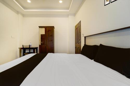 Una cama o camas en una habitación de Super Collection O Trivandrum Airport