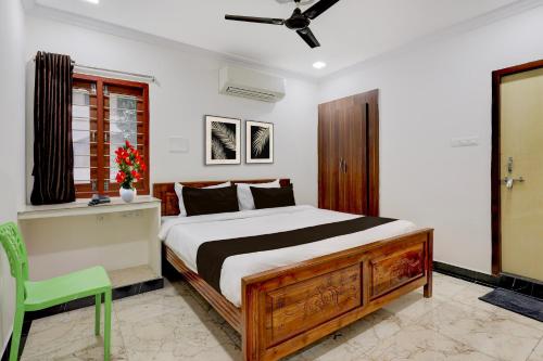 GunadalaTownhouse CJ Grand的一间卧室，有一张床和一把绿色椅子