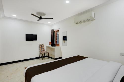 GunadalaTownhouse CJ Grand的一间带床和椅子的白色卧室