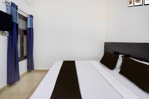 Ένα ή περισσότερα κρεβάτια σε δωμάτιο στο Hotel O City Centre Rudrapur Formerly Yuvraj Guest House