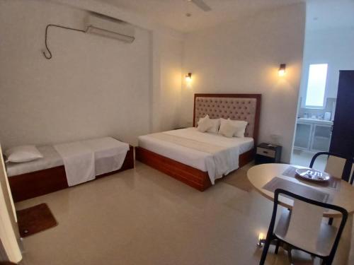 Postel nebo postele na pokoji v ubytování Exin River Breeze Transit Hotel - Katunayake