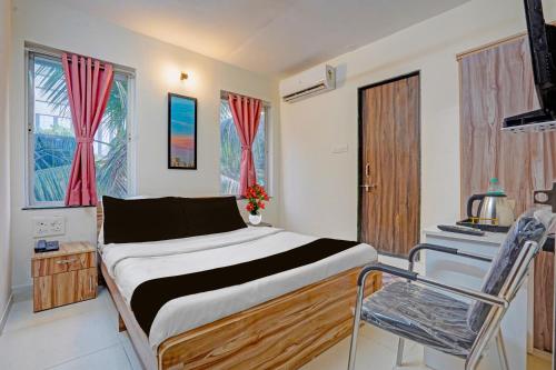 Una cama o camas en una habitación de Collection O Baner Hillview Pune Formerly Siri Lodge