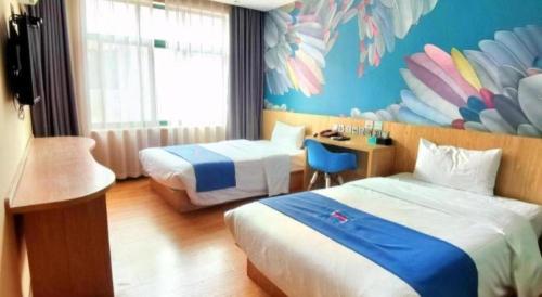 Ένα ή περισσότερα κρεβάτια σε δωμάτιο στο Pai Hotel Dengfeng Songshan Shaolin Temple Chonggao Road