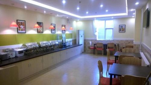 Kuchyň nebo kuchyňský kout v ubytování Home Inn-Qingdao Chongqing Zhong Road Licang Walking Street