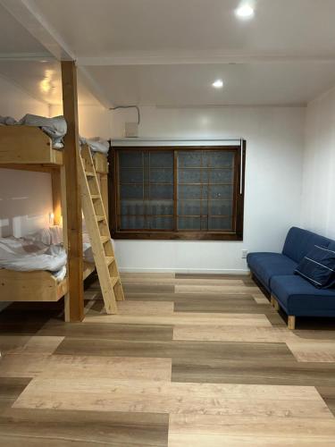 sala de estar con literas y sofá en Kame, en Niseko