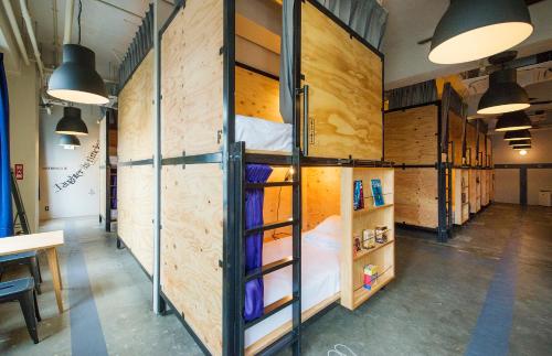 Двухъярусная кровать или двухъярусные кровати в номере The Kitchen Hostel Ao