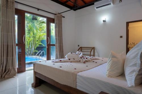 Una cama o camas en una habitación de Sunset Reef Villa