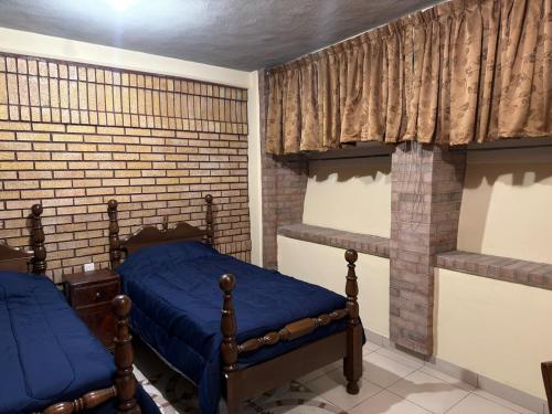 Departamento Nuevo Céntrico Las Marías 2 في سالتيلو: غرفة نوم بسريرين ومدفأة