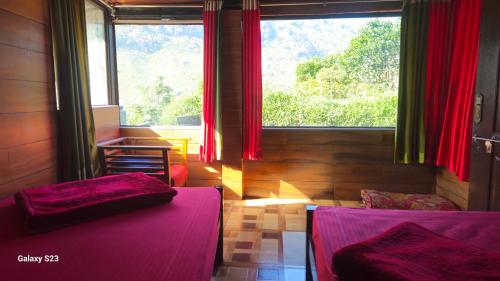 En eller flere senge i et værelse på The Butterfly cottage Vagamon