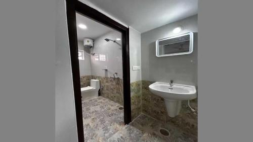 Koupelna v ubytování Hotel O by OYO RVS SQUARE