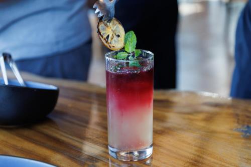 Bang ChakLittle Tree Hut的坐在木桌边喝一杯,放上柠檬片