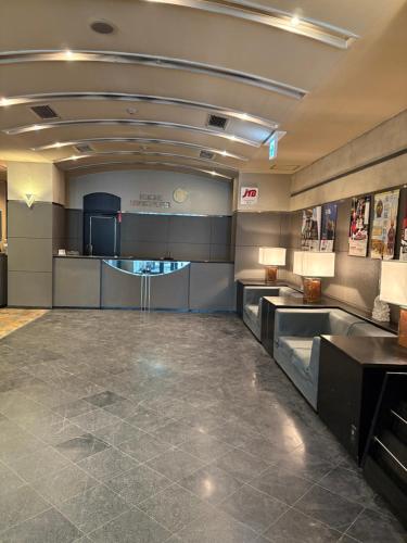 a lobby with a waiting room with a counter at 彦根びわこホテル無料駐車場ありペット同伴可 in Hikone