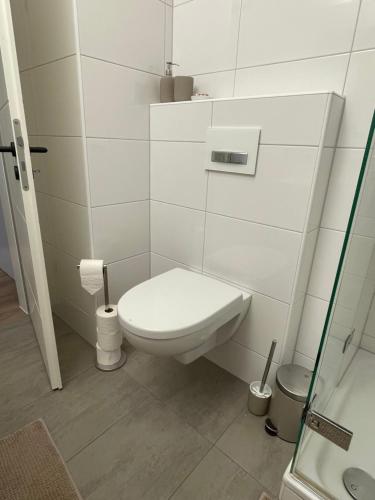 een witte badkamer met toilet en douche bij Gustavs Rooftop in Oldenburg