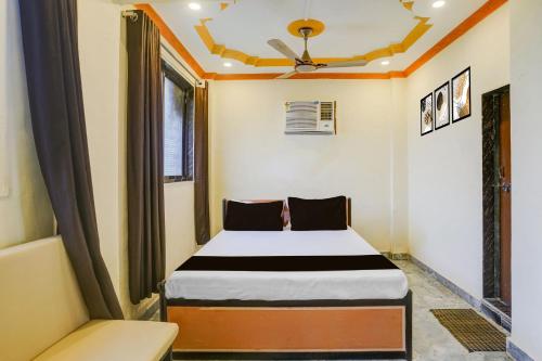 a bedroom with a bed and a window at Hotel O Gymkhana Dombivli Mumbai in Dombivli