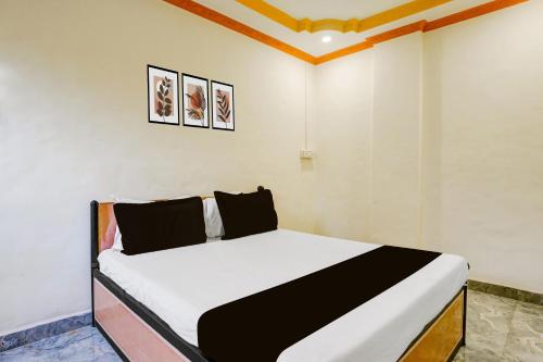 a bedroom with a large bed in a room at Hotel O Gymkhana Dombivli Mumbai in Dombivli
