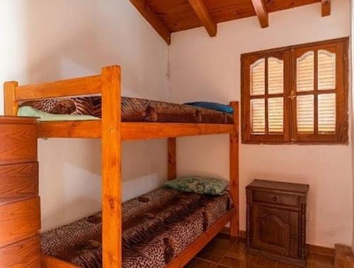 una camera da letto con due letti a castello e una finestra di Brisas Serranas Departamentos a Villa Carlos Paz