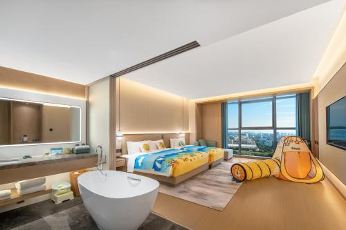1 dormitorio con cama, bañera y ventana grande en Wyndham Garden Shanghai Songjiang, en Shanghái