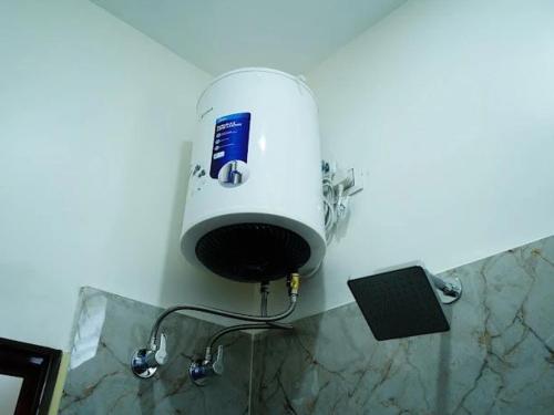 een badkamer met een föhn aan de muur bij VVR Residency in Kuilapayam