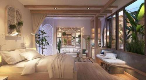 Un dormitorio con una cama grande y una ventana grande. en Nap Am - Dalat, en Ấp Kim Thạch