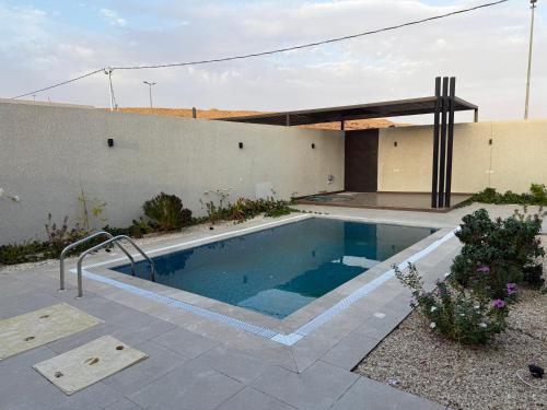 una piscina nel cortile di una casa di شاليه وجد a Shaqra