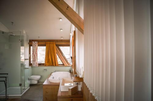 エールヴァルトにあるHotel Tirolerhof - Familotel Zugspitzeの洗面台、トイレ、窓のあるバスルーム