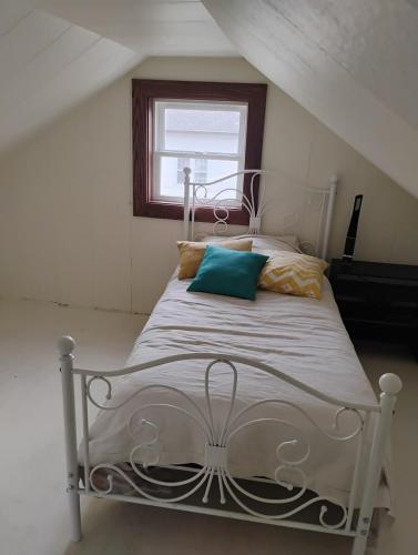 Ένα ή περισσότερα κρεβάτια σε δωμάτιο στο 5 blocks from the hospital!