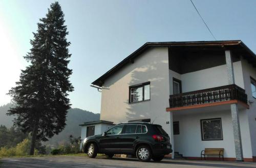 a black car parked in front of a house at Ferienhaus Benetik am Sonneggersee in Sittersdorf