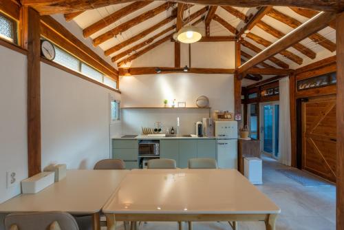 Una cocina o cocineta en Exclusive House Hanok Stay 'Soo Hanok'