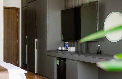 uma casa de banho com um balcão preto e um espelho em Petit Hotel em Thu Dau Mot