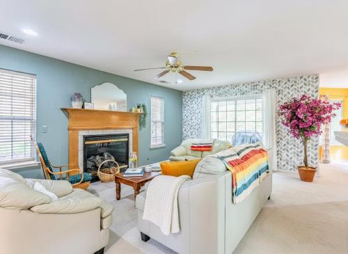 Posezení v ubytování Heaven Heights - HotTub, Pet Friendly, EV Outlet, Pool Table, Game Room, BBQ, FirePit, Library