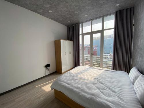 Un pat sau paturi într-o cameră la Eco Hotel Tran Hung Dao