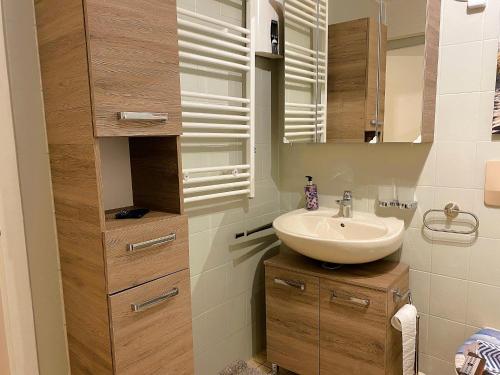 un baño con lavabo y espejo en Fewo Tilda im Haus Moselwelt, en Zell an der Mosel