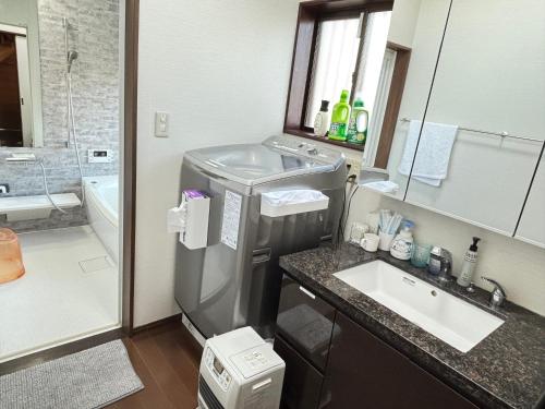 一棟貸しの宿 貸別荘 水戸ハウス Vacation Rental Mito House! Location is 1-2-55 Kanemachi Ibaraki Prefecture 場所は茨城県水戸市金町1-2-55です ドア横のキーボックスの番号はご予約後に,チェックイン情報を見る,をご覧下さい في ميتو: حمام مع حوض ومرحاض ودش