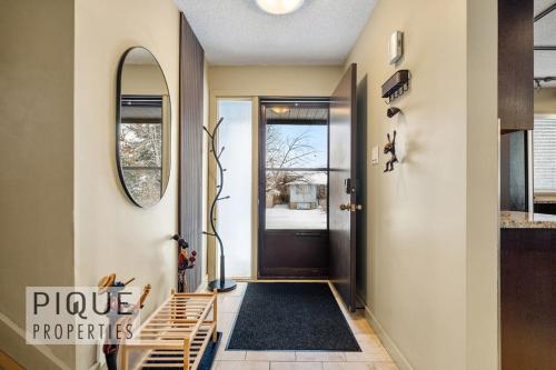 Billede fra billedgalleriet på Urban Oasis - with 16ft Swim Spa - Heated Hot Tub & Pool i Edmonton