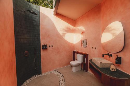 ein Badezimmer mit Dusche, Toilette und Waschbecken in der Unterkunft Cactus Village Penida in Nusa Penida