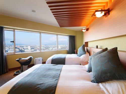 Кровать или кровати в номере Chisun Inn Kagoshima Taniyama