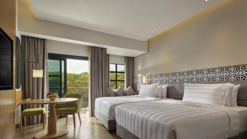 Postel nebo postele na pokoji v ubytování PARKROYAL A'FAMOSA MELAKA RESORT