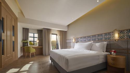 Postel nebo postele na pokoji v ubytování PARKROYAL A'FAMOSA MELAKA RESORT