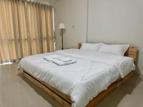 Een bed of bedden in een kamer bij Florent House