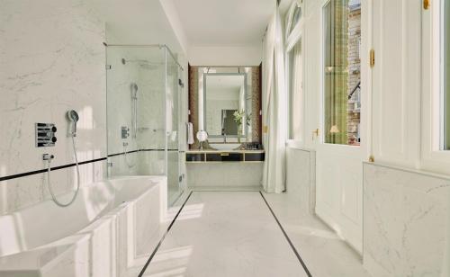 Ένα μπάνιο στο Párisi Udvar Hotel Budapest, part of Hyatt