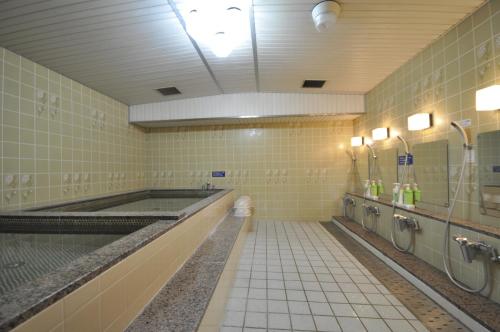 ein Badezimmer mit Waschbecken und Waschmaschine in der Unterkunft Hotel Tamai in Aki
