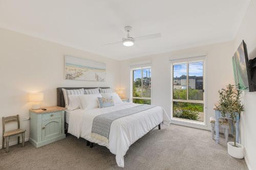 Ένα ή περισσότερα κρεβάτια σε δωμάτιο στο Unit 1 3 Tuross Lane Relaxing Bermagui Getaway