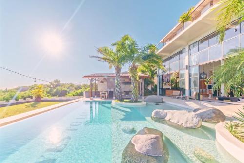 ein Bild eines Swimmingpools vor einem Gebäude in der Unterkunft The Castle Uluwatu - Ocean View Luxury villa in Uluwatu