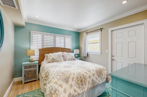 ein Schlafzimmer mit einem Bett und einer blauen Wand in der Unterkunft Bungalow Beach Place 9 in Clearwater Beach