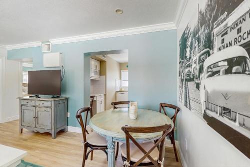 ein Esszimmer mit Tisch und Stühlen in der Unterkunft Bungalow Beach Place 9 in Clearwater Beach