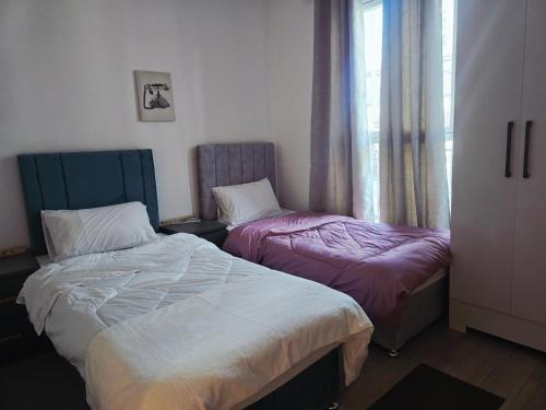 En eller flere senge i et værelse på ARK Luxury Rooms walking Distance to Ferrari world, Yas Island