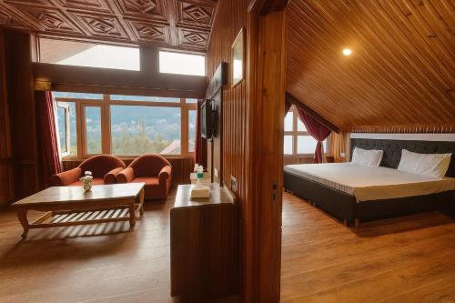 Giường trong phòng chung tại Hotel Out Town Manali # Near Mall Road # Parking # Lift # Open Terrace # Cafe